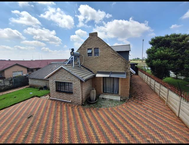 9 BEDROOM HOUSE FOR SALE IN GELUKSDAL